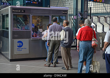 Pendler an, in warten auf Linie abstatten, Tarif, Fahrt mit der u-Bahn in Jackson Heights, Queens, New York Stockfoto