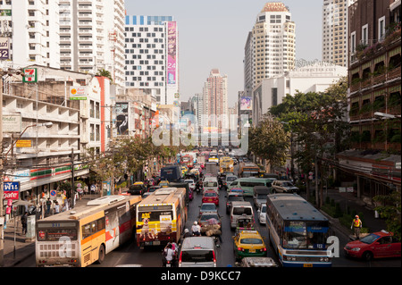 Die Straßen von Bangkok Thailand, Verkehr im Einkaufsviertel. Stockfoto