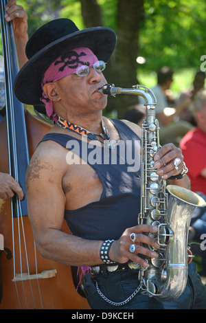 Porträt der Straßenmusiker Saxophon im Washington Square Park in Greenwich Village, New York City Stockfoto