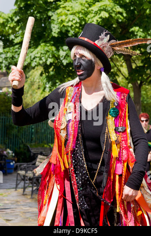 Morris Tänzerin mit einem schwarzen Gesicht in Skipton, North Yorkshire, England Stockfoto