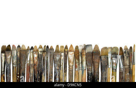 Alten Pinsel in einer Reihe mit Beschneidungspfad Stockfoto