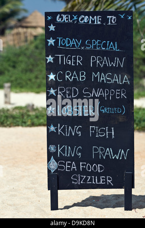 Asien, Indien, Goa, Benaulim, Tafel mit Fischspezialitäten am Strand Stockfoto