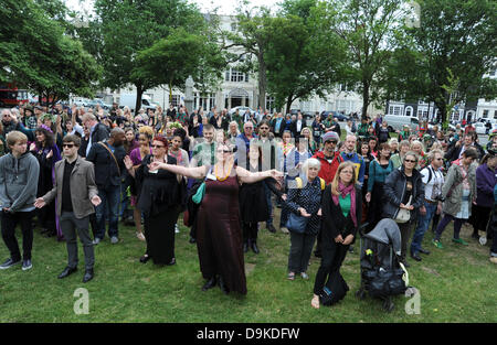Brighton, Großbritannien. Juni 2013. Hunderte Heiden versammelten sich heute Mittag zur Sommersonnenwende in Old Steine Brighton, um das Leben von Doreen Valiente, der Mutter der modernen Hexerei, zu feiern Stockfoto