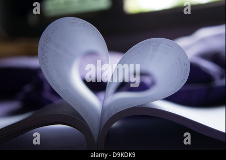 Seiten eines Buches in einer Herzform gebogen Stockfoto