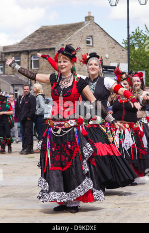 400 Rosen - Bauchtänzerinnen in Skipton, North Yorkshire, England Stockfoto