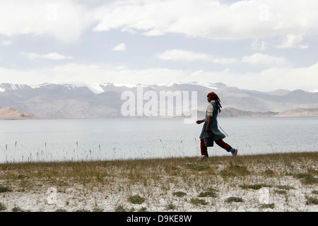 Kirgisen Mädchen zu Fuß an der Küste von der Chong Kara-Kul (Big Black Lake), Pamir Plateau, Tadschikistan, Zentralasien Stockfoto