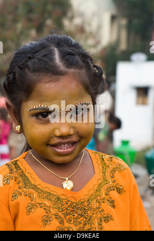 Asien, Indien, Tamil Nadu, Vellore, Porträt eines indischen Mädchen mit traditionellen Malerei Stockfoto