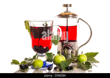 Tee mit schwarzen Johannisbeeren in einer Schale auf einem weißen Hintergrund Stockfoto