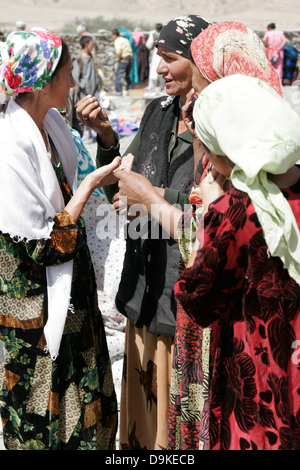 Tajikistan Frauen auf grenzüberschreitenden Markt in der Nähe von Ishkashim an der Grenze zwischen Tadschikistan und Afghanistan Stockfoto