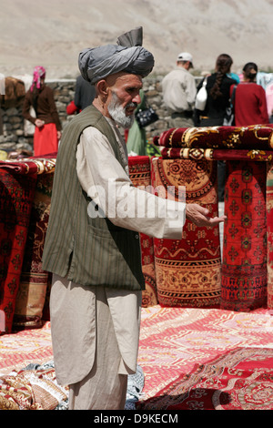 Afghanische Teppiche zum Verkauf, grenzüberschreitenden Markt in der Nähe von Ishkashim an der Grenze zwischen Tadschikistan und Afghanistan Stockfoto