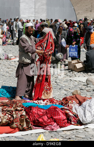 Afghanische Teppiche zum Verkauf, grenzüberschreitenden Markt in der Nähe von Ishkashim an der Grenze zwischen Tadschikistan und Afghanistan Stockfoto
