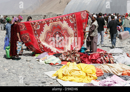 Afghanische Teppiche zum Verkauf, grenzüberschreitenden Markt in der Nähe von Ishkashim an der Grenze zwischen Tadschikistan und Afghanistan Stockfoto