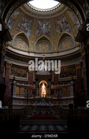 Eine Statue von Jesus auf dem Altar im Inneren des St Stephen Basilika - Szent István Bazilika - Budapest, Ungarn Stockfoto