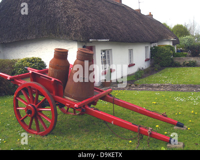 Einen roten Wagen in Adare, zum schönsten Dorf in Irland, County Limerick Stockfoto