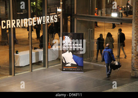 CarriageWorks, 245 Wilson St, Revisor NSW 2015. 20. Juni 2013. CEOs und Politiker quer durch Australien teilgenommen die Vinnie CEO Sleepout wo sie erleben, wie es sich anfühlt, für eine Nacht obdachlos werden und sammeln Geld für wohltätige Zwecke Vinnies bekommen. Bildnachweis: Richard Milnes / Alamy Live News. Stockfoto