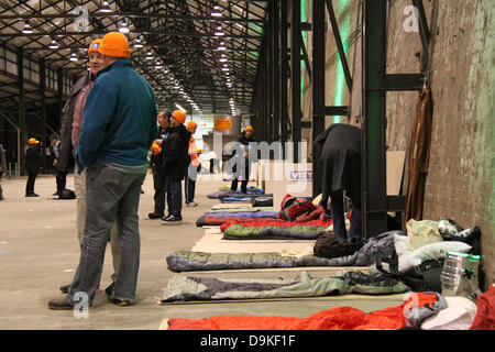 CarriageWorks, 245 Wilson St, Revisor NSW 2015. 20. Juni 2013. CEOs und Politiker quer durch Australien teilgenommen die Vinnie CEO Sleepout wo sie erleben, wie es sich anfühlt, für eine Nacht obdachlos werden und sammeln Geld für wohltätige Zwecke Vinnies bekommen. Bildnachweis: Richard Milnes / Alamy Live News. Stockfoto