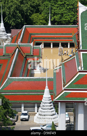 Bunte Kacheln auf den Dächern der Tempel Wat Ratchanatdaram, Bangkok, Thailand Stockfoto