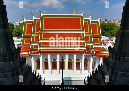 Bunte Kacheln auf den Dächern der Tempel Wat Ratchanatdaram, Bangkok, Thailand Stockfoto