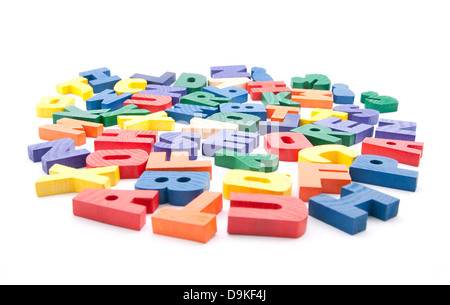Bunte Holzbuchstaben auf weißem Hintergrund Stockfoto