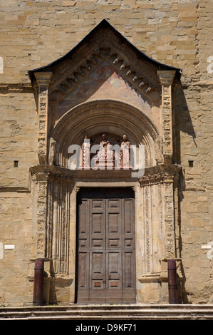 Italien, Toskana, Arezzo, Kathedrale, romanische Tür auf der rechten Seite mit Terrakotta-Statuen von Niccolò di Luca Spinelli (14. Jahrhundert) Stockfoto