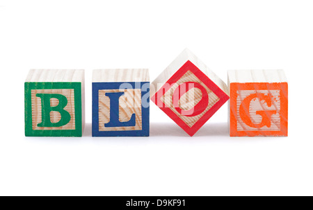 Alphabet-Blöcke, die Schreibweise des Wortes BLOG mit Beschneidungspfad Stockfoto