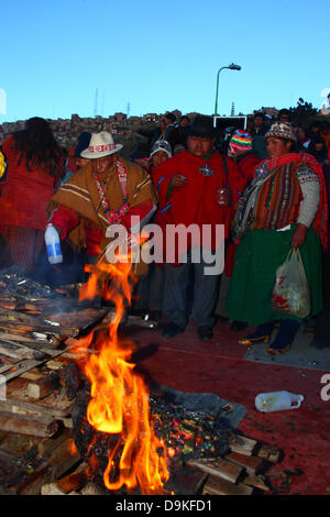 LA PAZ, Bolivien, 21. Juni. Eine männliche Aymara Amauta oder geistiger Führer besprengt Opfergabe von Alkohol auf einem Feuer während eines Ereignisses, Aymara Silvester oder Willka Kuti (auch der Winter-Sonnenwende) zu feiern. Sunrise markiert den Beginn des neuen Jahres (5521 in der Aymara-Kalender). Bildnachweis: James Brunker / Alamy Live News Stockfoto