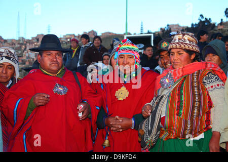 LA PAZ, BOLIVIEN, 21. Juni. Aymara amautas oder spirituelle Führer beten während einer Zeremonie bei einer Veranstaltung, um Aymara Neujahr oder Willka Kuti (auch die Wintersonnenwende) zu feiern. Der Sonnenaufgang ist der Beginn des neuen Jahres (5521 im Aymara-Kalender), Willka Kuti bedeutet wörtlich die Rückkehr der Sonne. Der Schamane in der Mitte trägt eine typische Wollmütze mit Ohrenklappen, die Chullo/Chullu genannt werden. Quelle: James Brunker / Alamy Live News Stockfoto