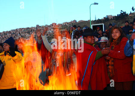 LA PAZ, Bolivien, 21. Juni. Aymara Amautas oder spirituellen Führer warten Sie auf die aufgehende Sonne mit der lokalen Bevölkerung bei einer Veranstaltung, Aymara Silvester oder Willka Kuti (auch der Winter-Sonnenwende) zu feiern. Sunrise markiert den Beginn des neuen Jahres (5521 im Aymara Kalender, Willka Kuti bedeutet Rückkehr der Sonne). Bildnachweis: James Brunker / Alamy Live News Stockfoto