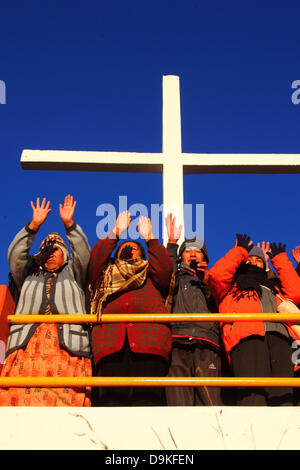 LA PAZ, Bolivien, 21. Juni. Bolivianer halten ihre Hände, die Wärme und Energie der aufgehenden Sonne bei einer Veranstaltung feiern Neujahr Aymara oder Willka Kuti (auch der Winter-Sonnenwende) erhalten. Sunrise markiert den Beginn des neuen Jahres (5521 im Aymara Kalender, Willka Kuti bedeutet Rückkehr der Sonne). Bildnachweis: James Brunker / Alamy Live News Stockfoto