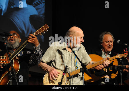 Pete Seeger, 94, singen mit Josh White, Jr. und Tom Chapin am 20. Juni 2013 bei einem Benefizkonzert für das Museum der Stadt New York kommende Ausstellung "Folk City: New York und die amerikanische Volksmusik Wiederbelebung." Stockfoto