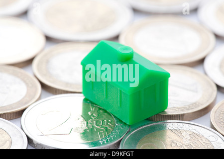 Mini Gewächshaus auf Euro-Münzen Stockfoto