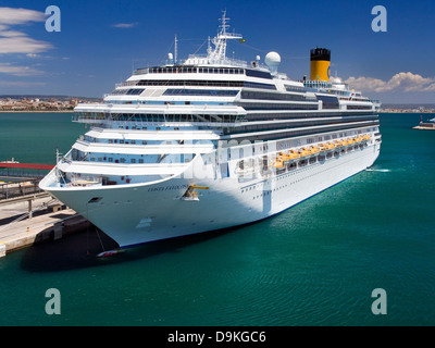 Kreuzfahrtschiff, die Costa Favolosa im Hafen von Palma De Mallorca, Balearen, Spanien vertäut Stockfoto