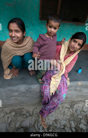 Drei junge gaddi Dorfbewohner posieren für die Kamera in Bharmour, Himachal Pradesh, Indien Stockfoto