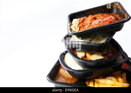 Ein Stapel Tiefgekühlte Fertiggerichte auf weißem Hintergrund. Stockfoto