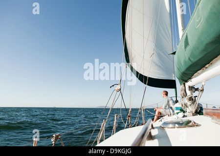 Junger Mann an Deck der yacht Stockfoto