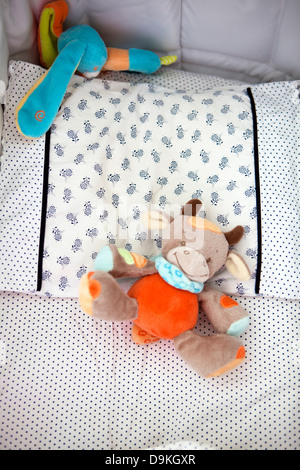 Bett eines Neugeborenen mit Spielzeug Stockfoto