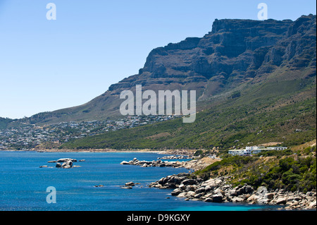 Die Küste südlich von Camps Bay mit zwölf Apostel Berge und Hotel, Kapstadt Südafrika Stockfoto