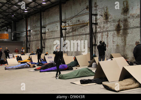 CarriageWorks, 245 Wilson St, Revisor NSW 2015. 20. Juni 2013. CEOs und Politiker quer durch Australien teilgenommen die Vinnie CEO Sleepout wo sie erleben, wie es sich anfühlt, für eine Nacht obdachlos werden und sammeln Geld für wohltätige Zwecke Vinnies bekommen. Bildnachweis: Richard Milnes / Alamy Live News. Stockfoto