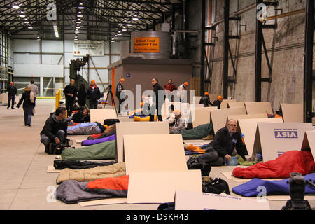 CarriageWorks, 245 Wilson St, Revisor NSW 2015. 20. Juni 2013. CEOs und Politiker quer durch Australien teilgenommen die Vinnie CEO Sleepout wo sie erleben, wie es sich anfühlt, für eine Nacht obdachlos werden und sammeln Geld für wohltätige Zwecke Vinnies bekommen. Bildnachweis: Richard Milnes / Alamy Live News. Stockfoto