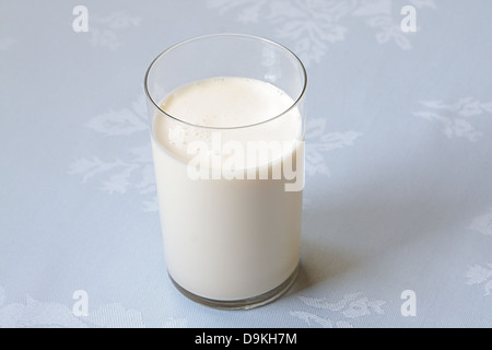 Fermentierte Milchprodukte in einem Glas auf dem Tisch Stockfoto