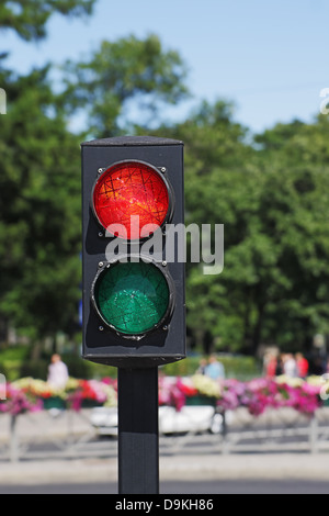 Zwei-Farben-Ampel auf einer Stadtstraße im Sommer Stockfoto