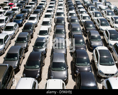 Odd Man out - geparkt importierte Autos auf Valencia Docks, Spanien 6 Stockfoto