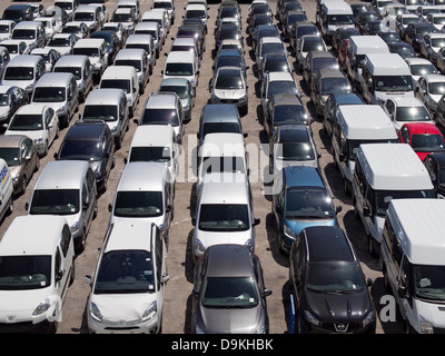 Odd Man out - geparkt importierte Autos auf Valencia Docks, Spanien 5 Stockfoto