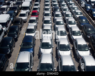 Odd Man out - geparkt importierte Autos auf Valencia Docks, Spanien 3 Stockfoto