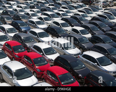 Odd Man out - geparkt importierte Autos am Hafen von Valencia, Spanien Stockfoto