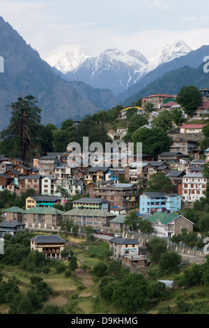 Kleine Gärtner Stammes-Stadt Bharmour überspannt einen Hang in das Budhil Tal von Himachal Pradesh, Indien Stockfoto