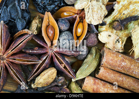 verschiedenen Gewürzen für Glühwein auf Holztisch Stockfoto