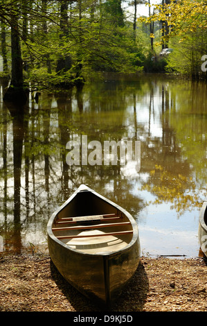Ein Kanu ist bereit für die nächste Gruppe von Leuten zu kommen, es auf dem See zu nehmen. Es war freie Kanu Tag im Noxubee. Stockfoto