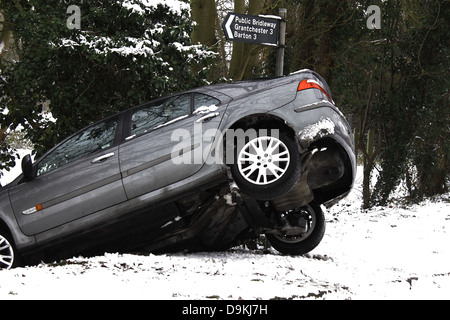 Autounfall ein Auto in einem Graben Stockfotografie - Alamy