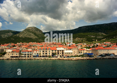 Stadt Bol auf Brac-Insel-Blick vom Meer Stockfoto